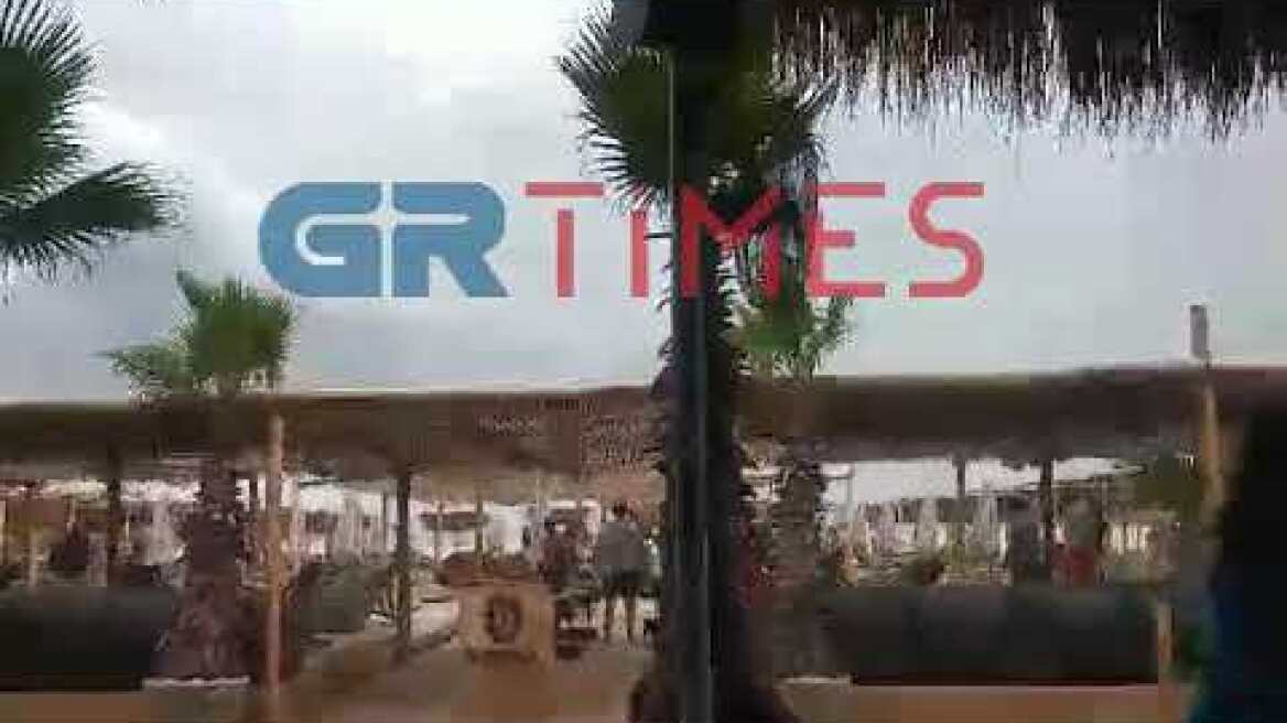 Ξαφνικό μπουρίνι αναστάτωσε τους θαμώνες beach bar στη Χαλκιδική