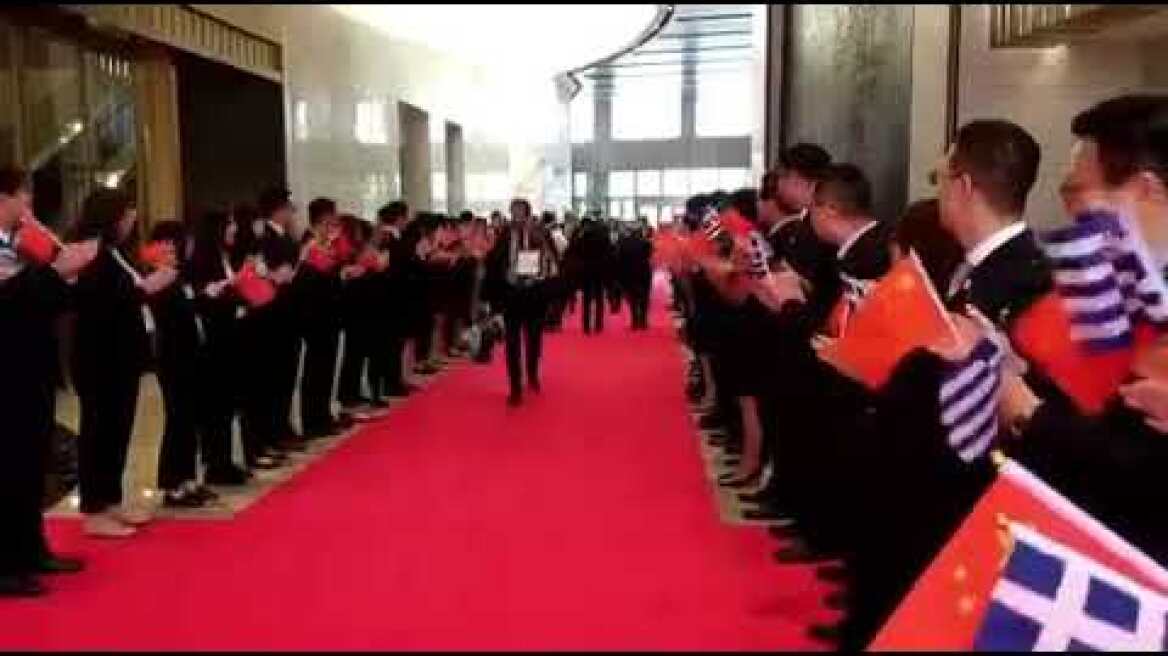 Θερμή υποδοχή Μητσοτάκη από την Cosco - Του φώναζαν «Γεια σας»