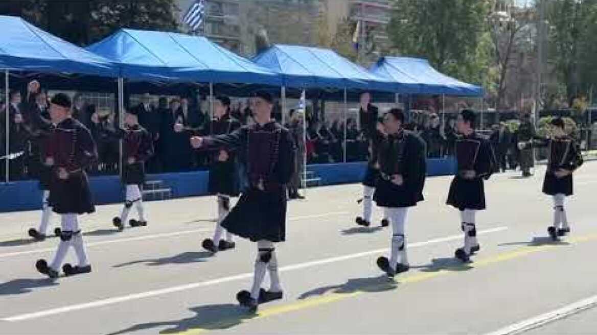 Ξεκίνησε η μεγαλειώδης παρέλαση για τον εορτασμό της Επανάστασης του 1821 στη Θεσσαλονίκη (2)
