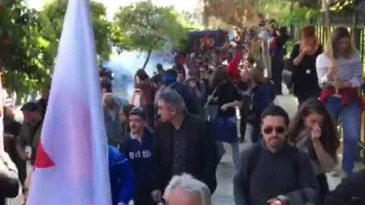 Συγκέντρωση εκπαιδευτικών στα Προπύλαια