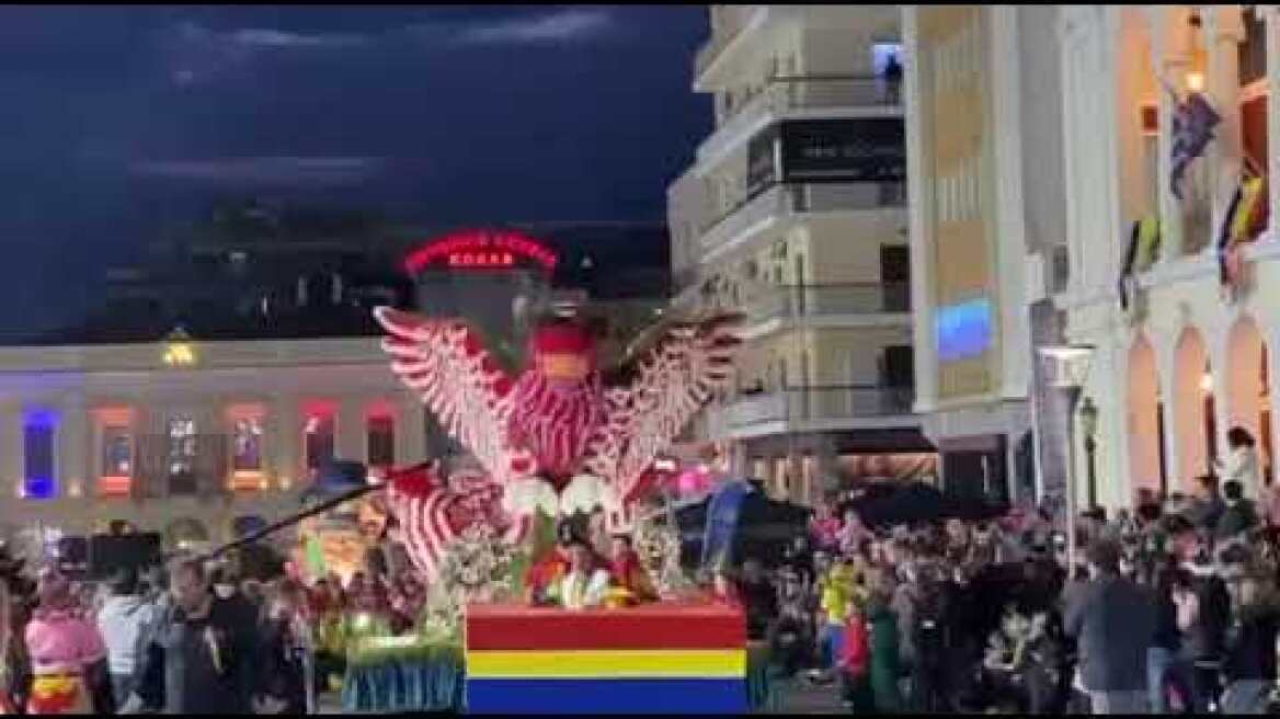 Πατρινό καρναβάλι: Χορός και θέαμα στη νυχτερινή παρέλαση του Σαββάτου