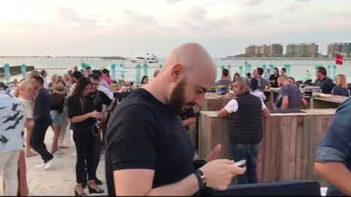 Ντουμπάι: Με εξωτικές χορεύτριες και αστακούς από την Ελλάδα γιόρτασαν την Πρωτοχρονιά στο Nammos