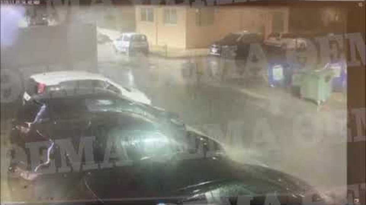 Η στιγμή που η καταιγίδα χτυπάει με μένος το Ν. Ηράκλειο