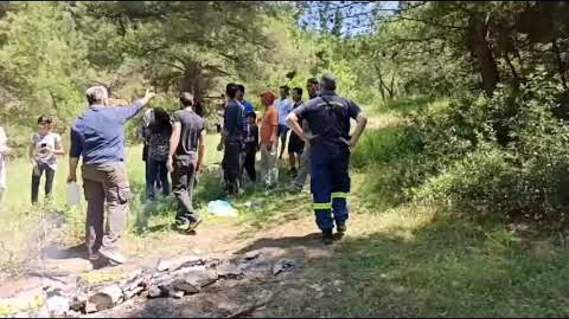 Μαλακάσα, ώρα μηδέν : Οι κάτοικοι εγκαταλείπουν τα σπίτια τους και οι μετανάστες κάνουν μπάρμπεκιου