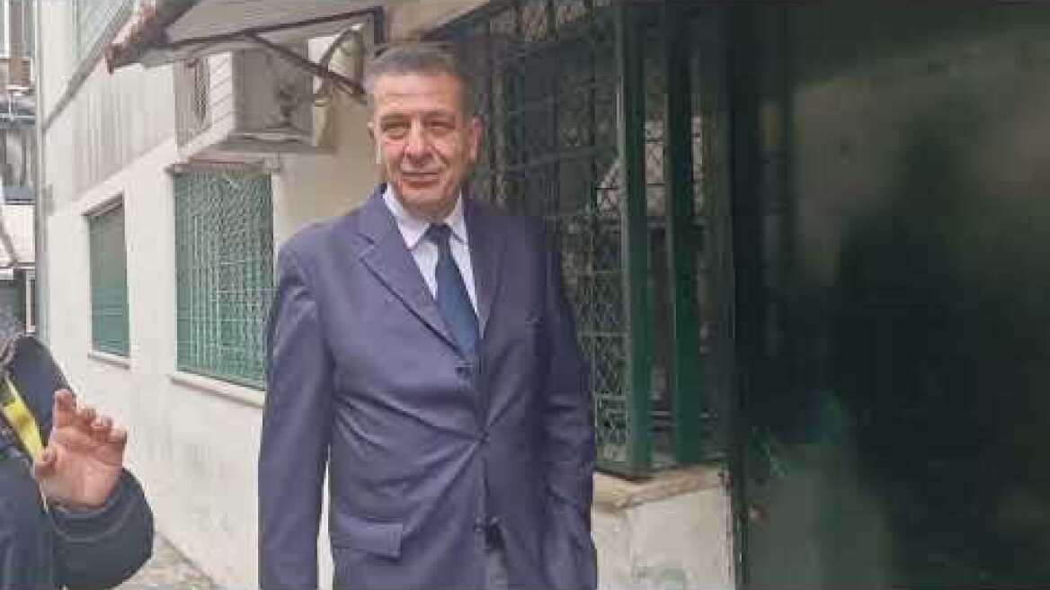 Σύντομη δήλωσή του δικηγόρου του σταθμάρχη φτάνοντας στο Δικαστικό Μέγαρο Λάρισας