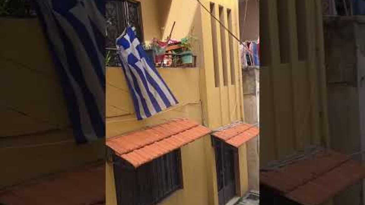 Ελληνική σημαία σε μπαλκόνι στη Βηρυτό