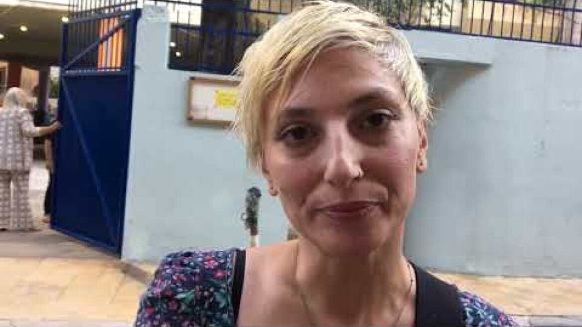 Μητέρα στην Κυψέλη λέει όχι στη μάσκα