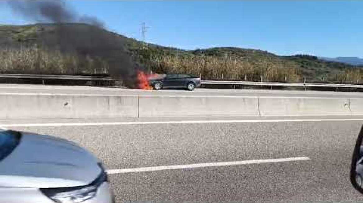 Ιόνια Οδός: Αυτοκίνητο έπιασε φωτιά στο 135 χλμ. προς Γιάννενα - Σώος ο οδηγός