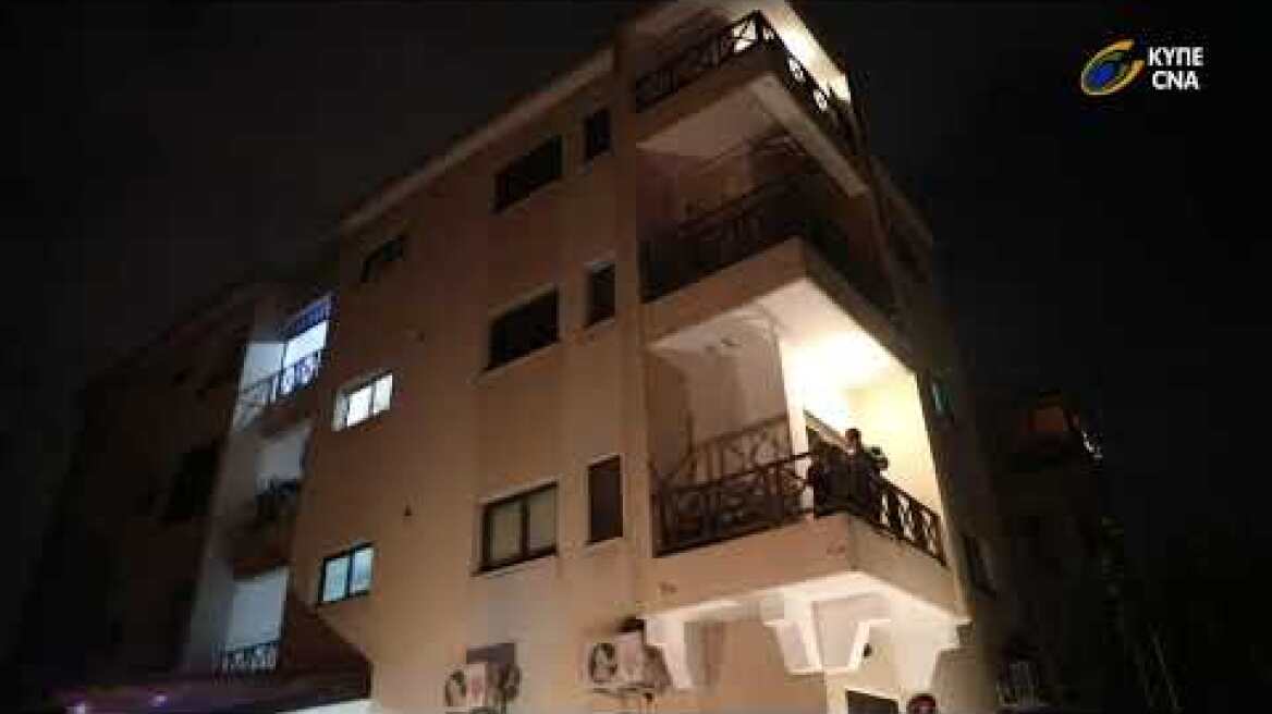 Χειροκρότημα απο τα μπαλκόνια για όλους τους επαγγελματίες Υγείας.