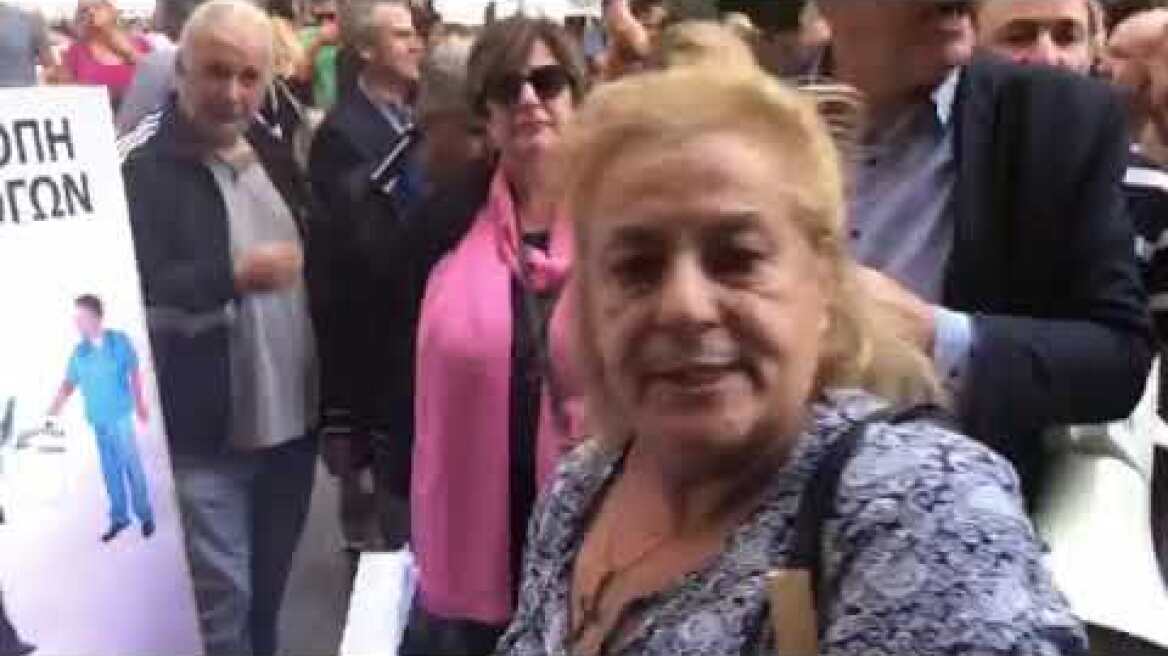 Έστησαν κάλπη έξω από το υπουργείο Υγείας