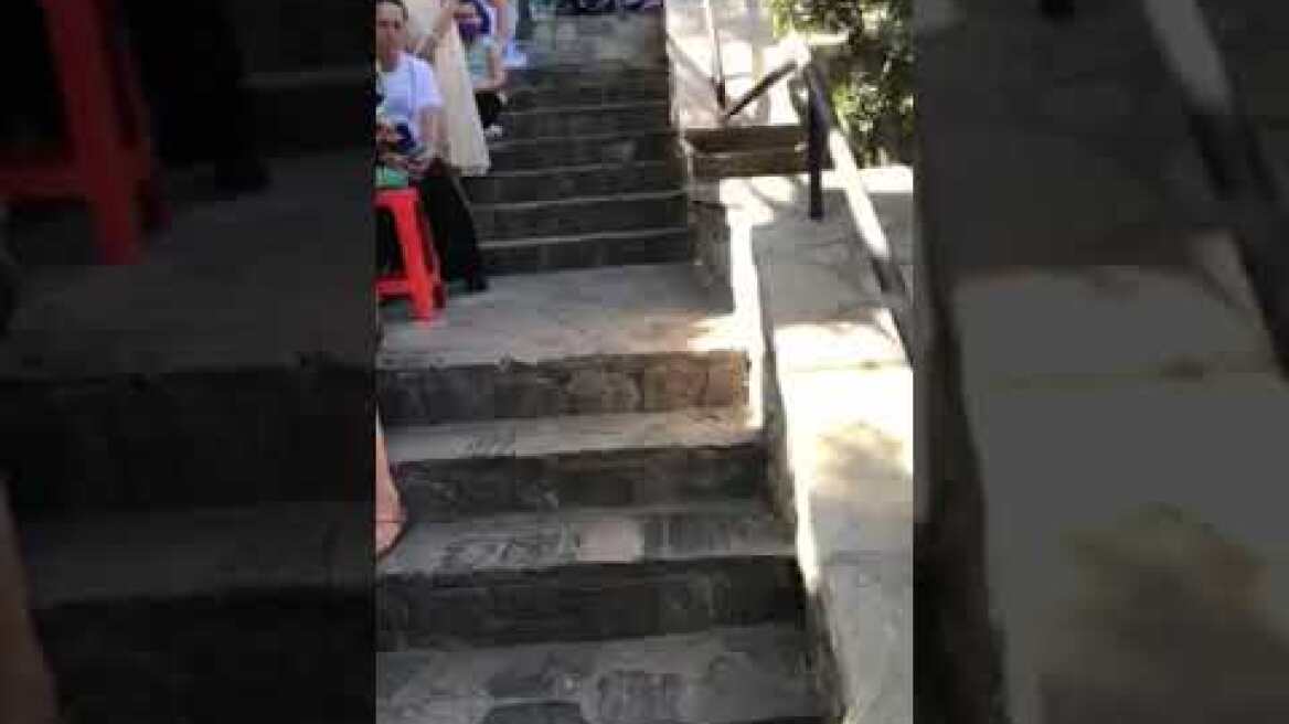 Πλήθη λαού στον Λυκαβηττό