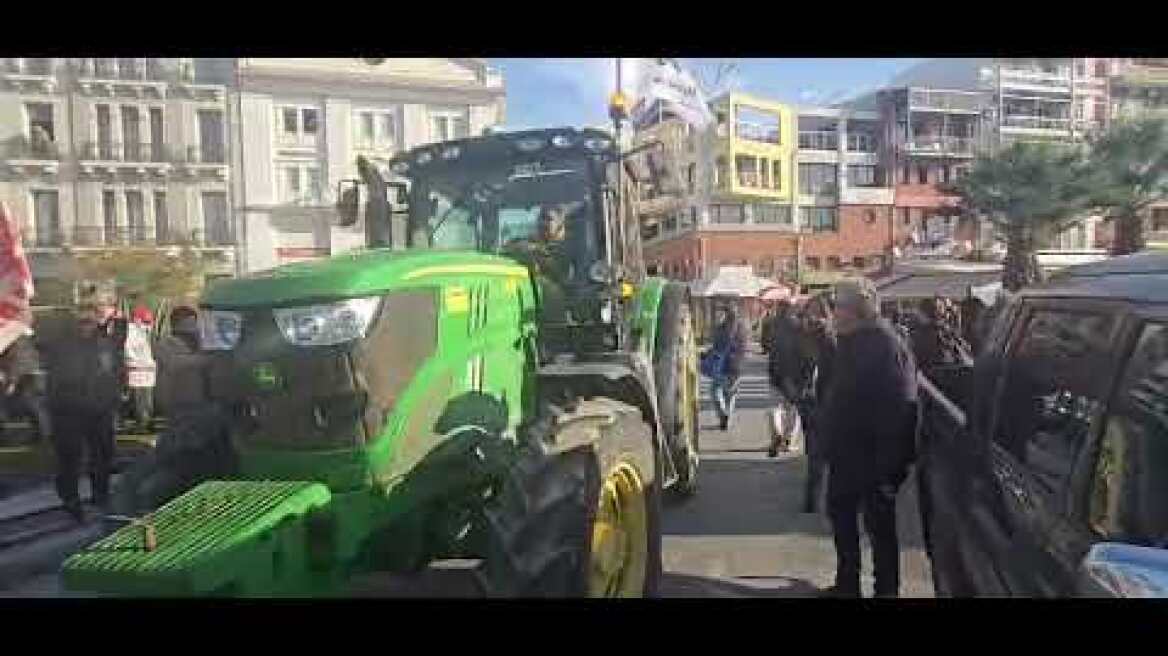 Στο λιμάνι του Βόλου για να το αποκλείσουν οι αγρότες