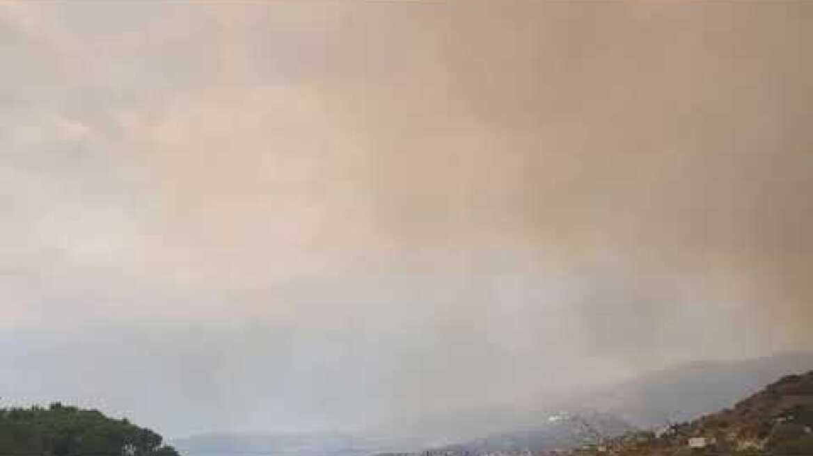 Φωτιά στην Άνδρο - Μήνυμα 112 για εκκένωση του χωριού Γίδες