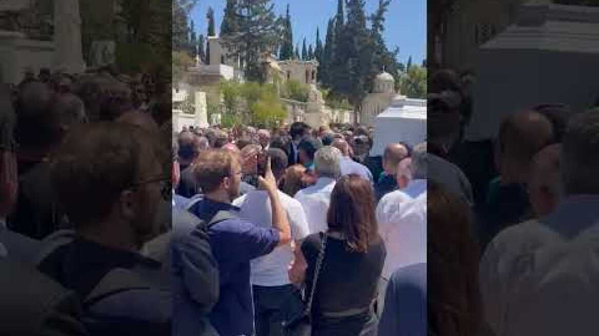 Ο τελευταίος αποχαιρετισμός στη Λένα Σαμαρά (4)