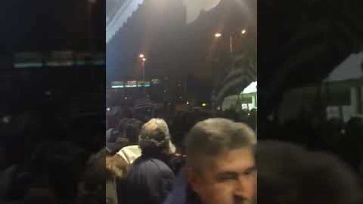 «Πόλεμος» έξω από τα γραφεία του ΣΥΡΙΖΑ στις Σέρρες