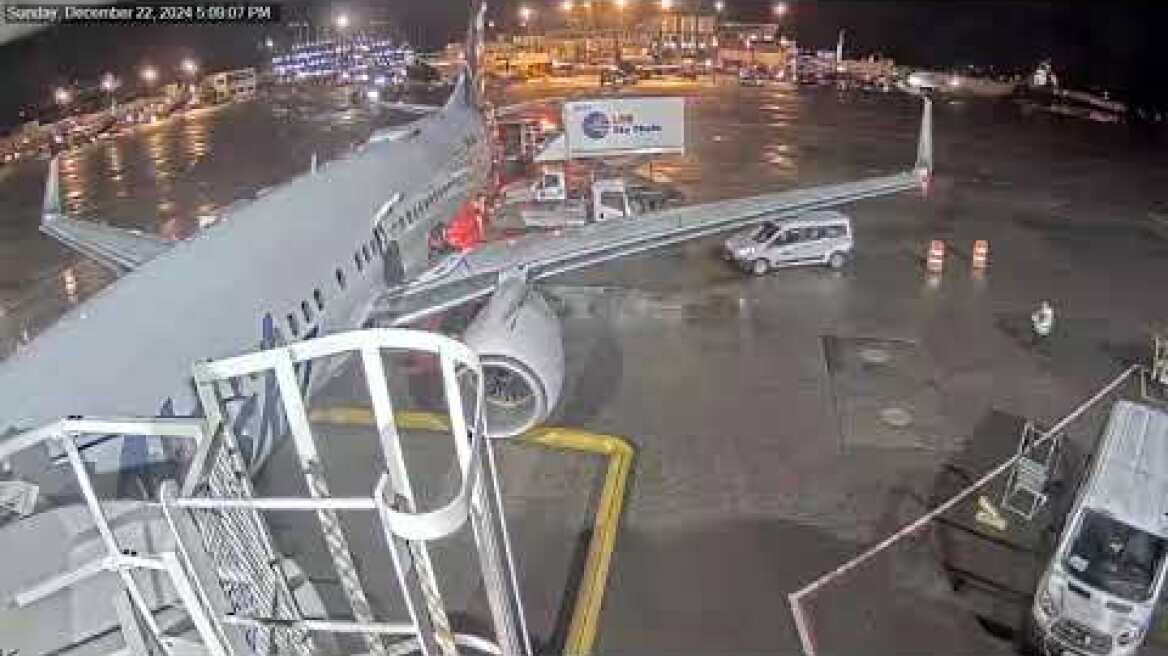 Passenger steps onto wing of Alaska Airlines jet at SEA-TAC airport - RAW VIDEO 2