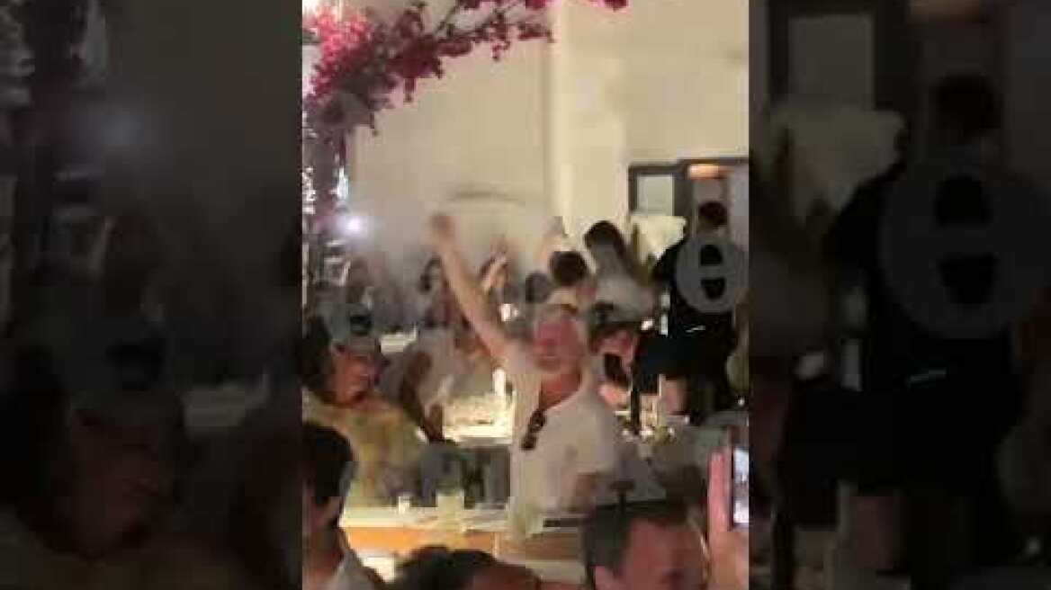 Η Νία Βαρντάλος μαζί με μέλη του καστ και φίλους στο γραφικό λιμανάκι της Νάουσας