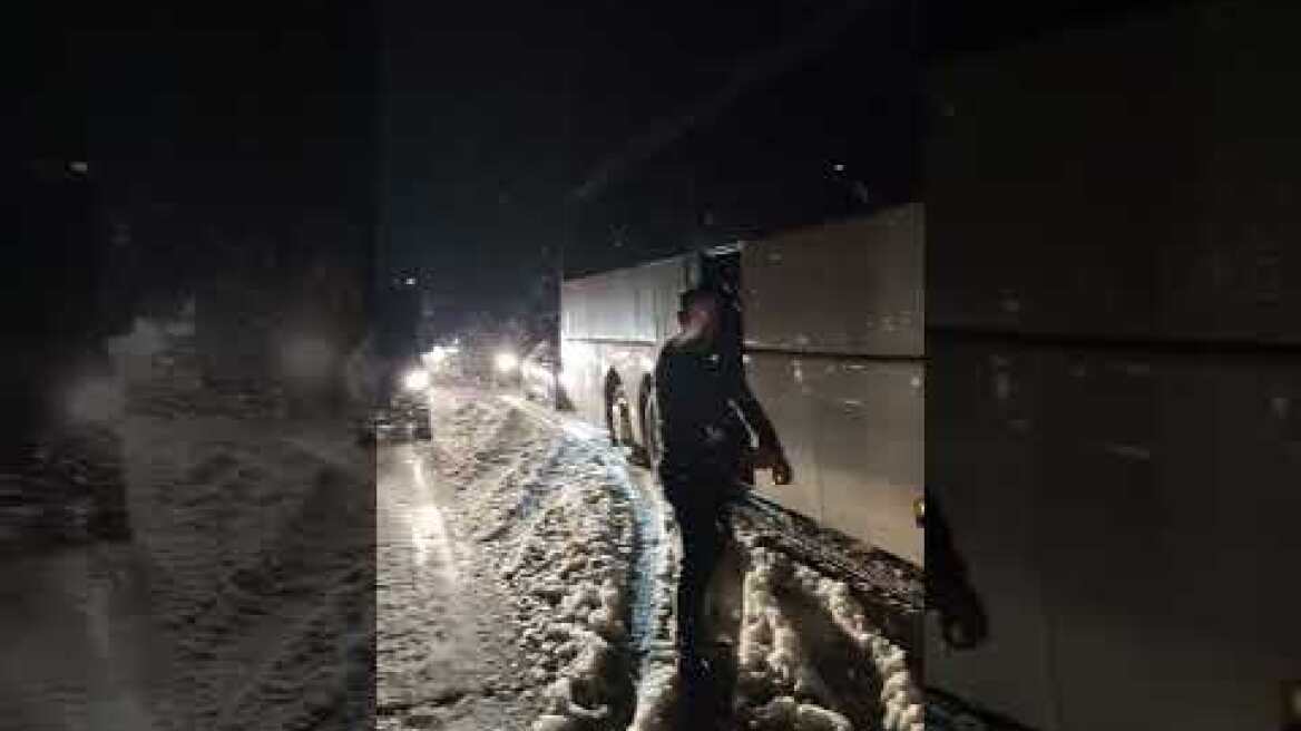 ThessToday.gr - Εγκλωβίστηκαν 100 Έλληνες επιβάτες στον δρόμο για Βιέννη