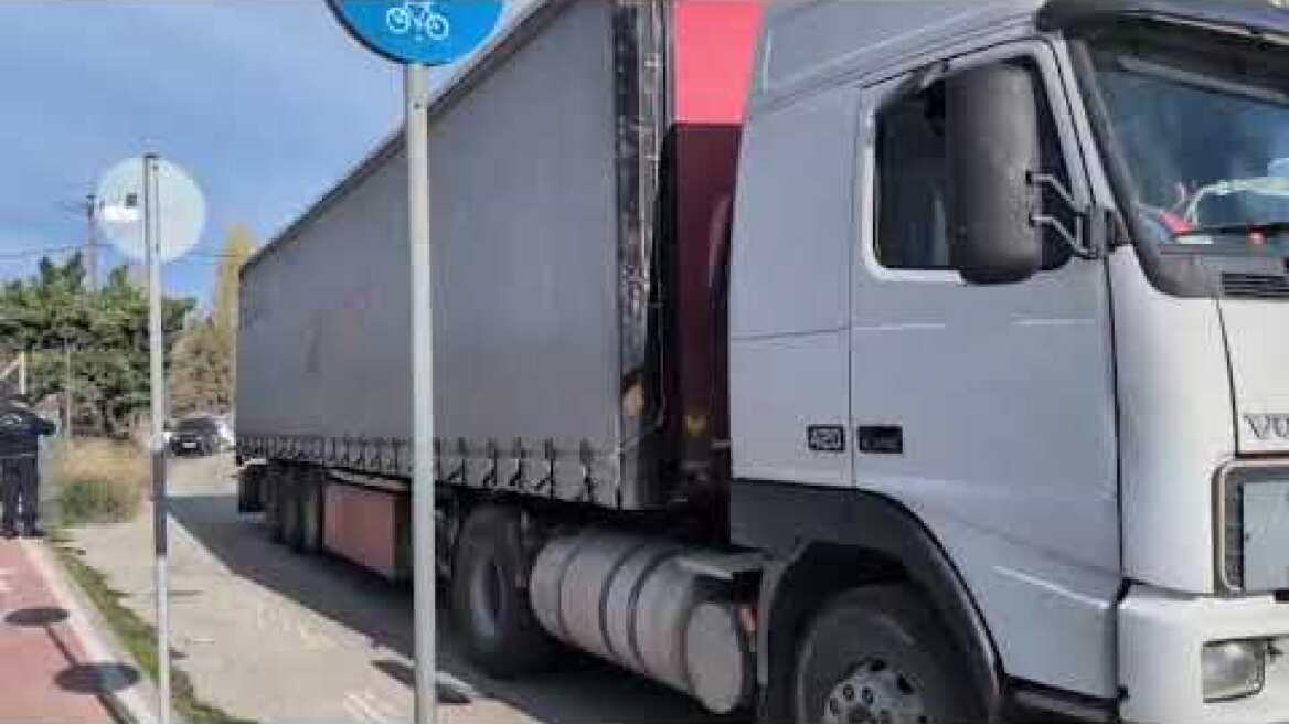 Αποχωρούν οι αγρότες από το λιμάνι του Βόλου, απεγκλωβίστηκαν οι νταλίκες που περίμεναν να μπουν