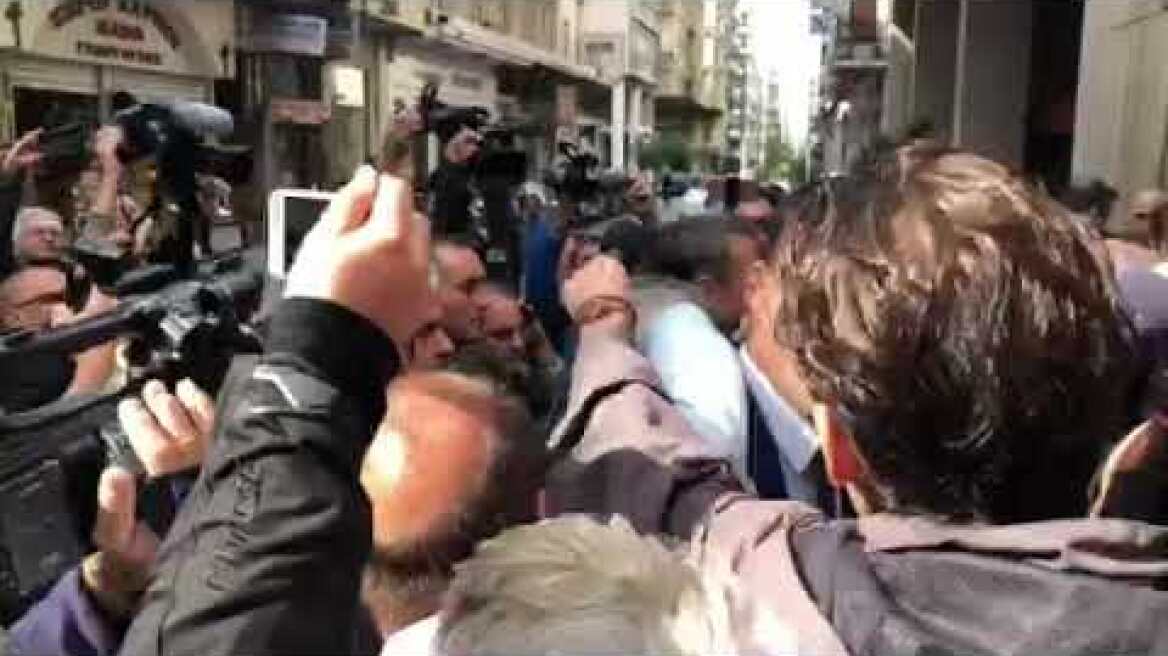 Στο ΑΤ Ομόνοιας ο Μητσοτάκης μετά την επίθεση με τις μολότοφ