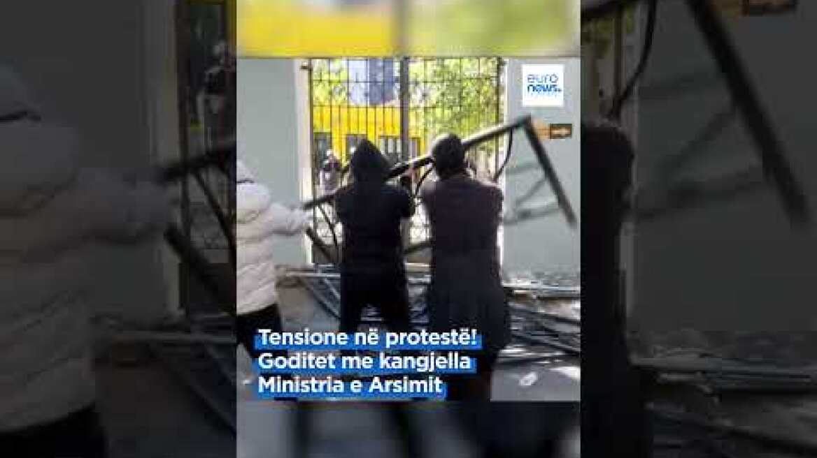 Tensione në protestë! Goditet me kangjella Ministria e Arsimit