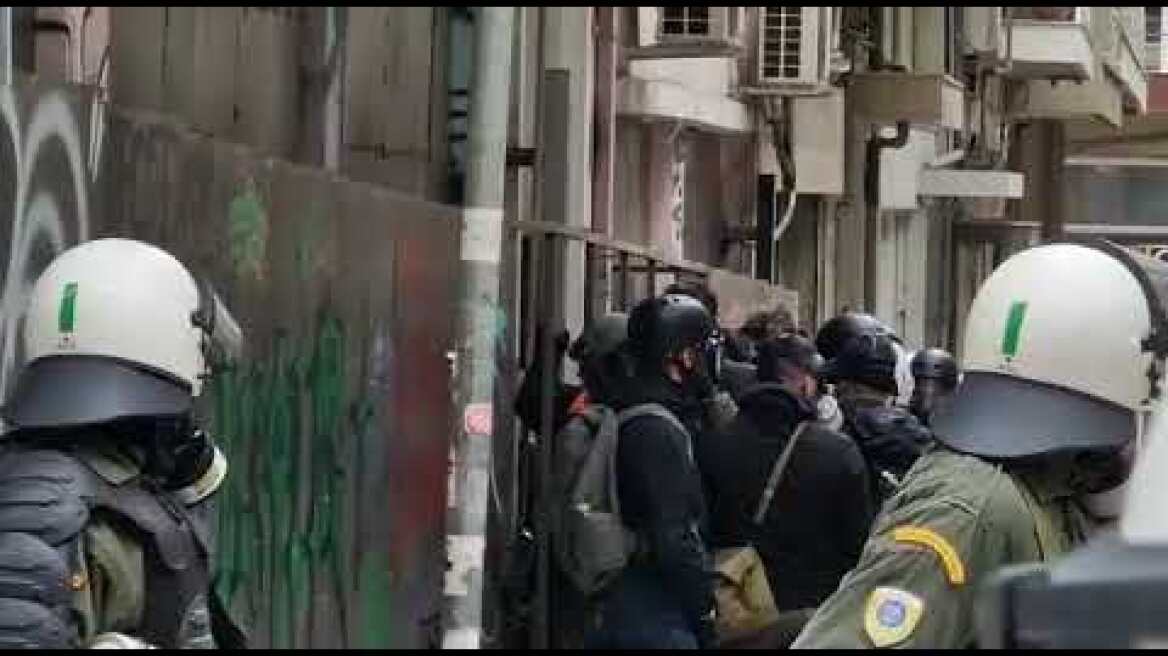 Θεσσαλονίκη: Σε πλήρη εξέλιξη η επιχείρηση της ΕΛΑΣ για εκκένωση κατάληψης
