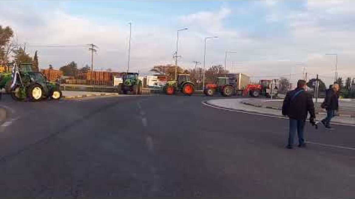 Ουρές χιλιομέτρων με αυτοκίνητα σε Λάρισα και Ριτσώνα (3)