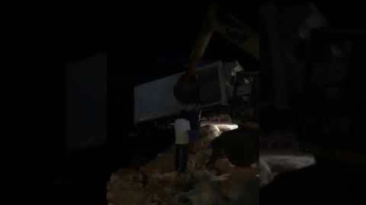 Τιτάνιες προσπάθειες μέχρι αυτή την ώρα για να ανασυρθεί το φορτηγό από το λιμάνι των Λιμεναρίων