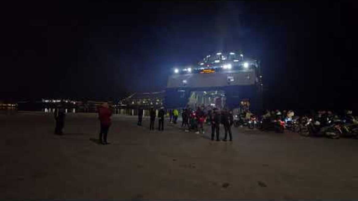 Συρος: Λιμενικοί και επιβάτες έπαιζαν... Κρυφτούλι