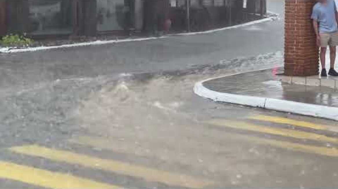 Ισχυρή νεροποντή, με έντονη χαλαζόπτωση, το μεσημέρι γύρω στις 14:00 στο Τσοτύλι.