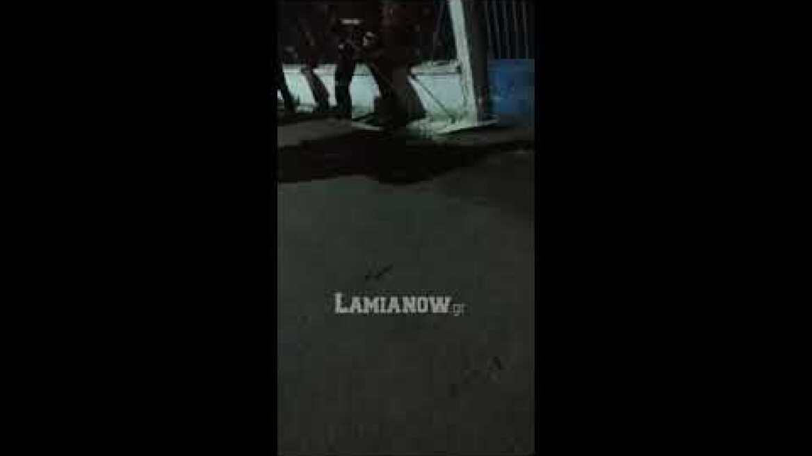 Πυροσβέστης απομακρύνει φίδι από σπίτι