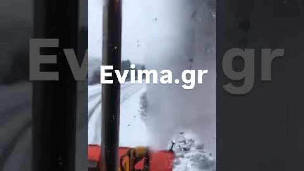 Χιονίζει στην Κύμη