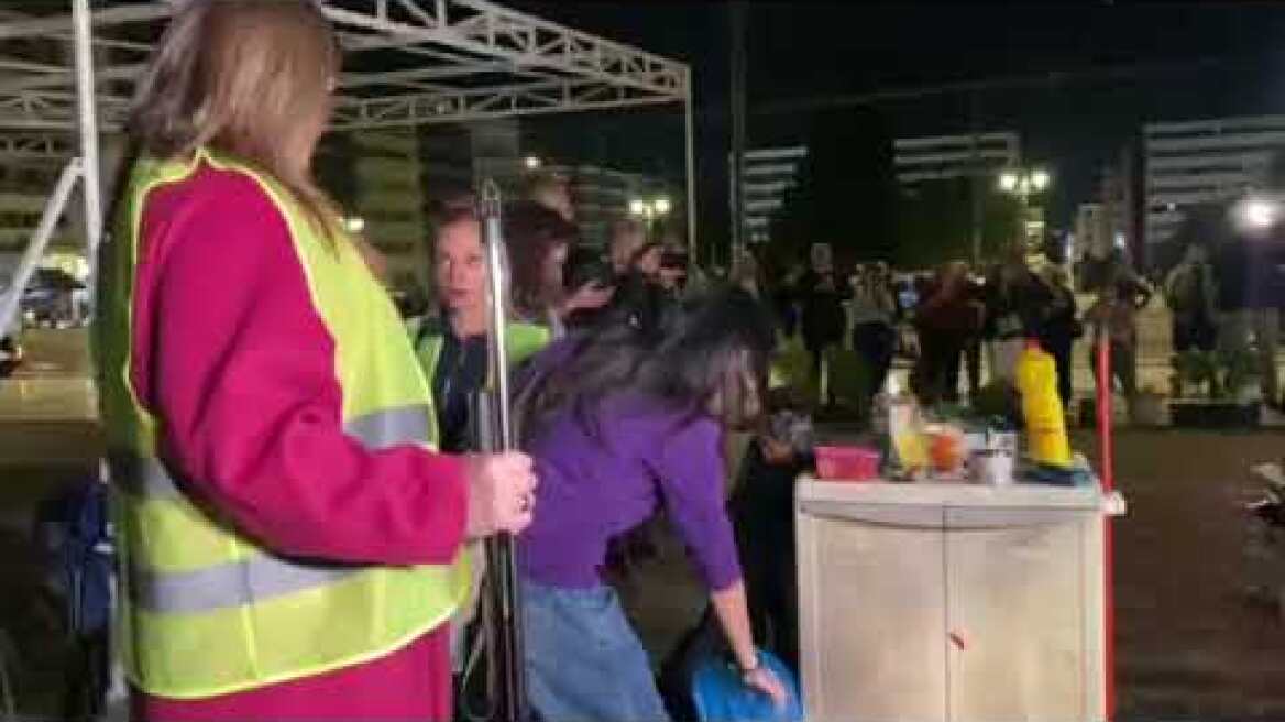 Με σκούπα και φαράσι Κωνσταντοπούλου και Ρούτσι καθάρισαν το Μνημείο του Αγνώστου Στρατιώτη – Δείτε βίντεο και φωτογραφίες Βίντεο Σύνταγμα (2)