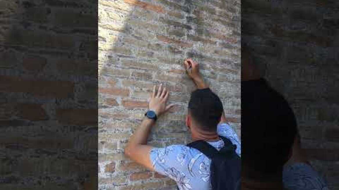 Asshole tourist carves name in Colosseum in Rome 6-23-23