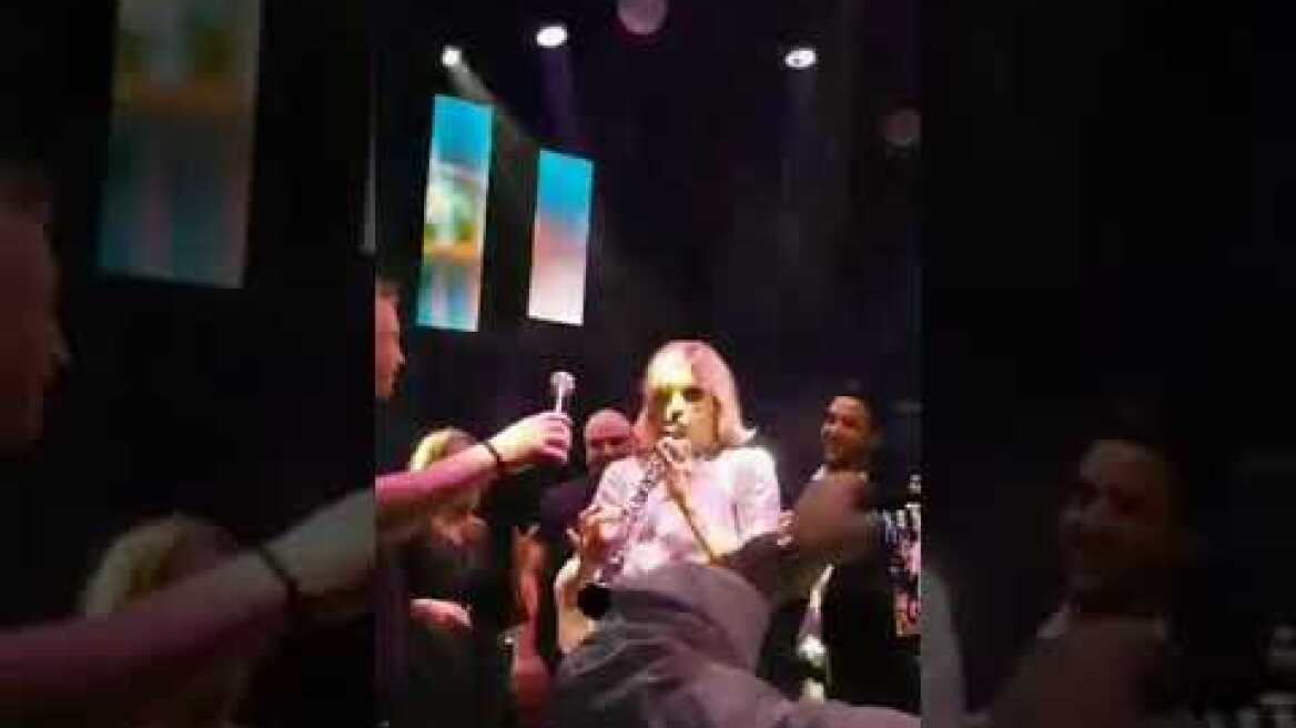 Δείτε τη Σάσα Σταμάτη να παιζει κλαρίνο στο cabana live stage