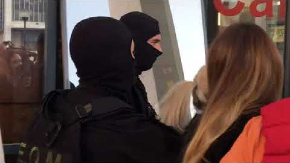 Υπόθεση βιτριόλι: Η άφιξη της κατηγορουμένης