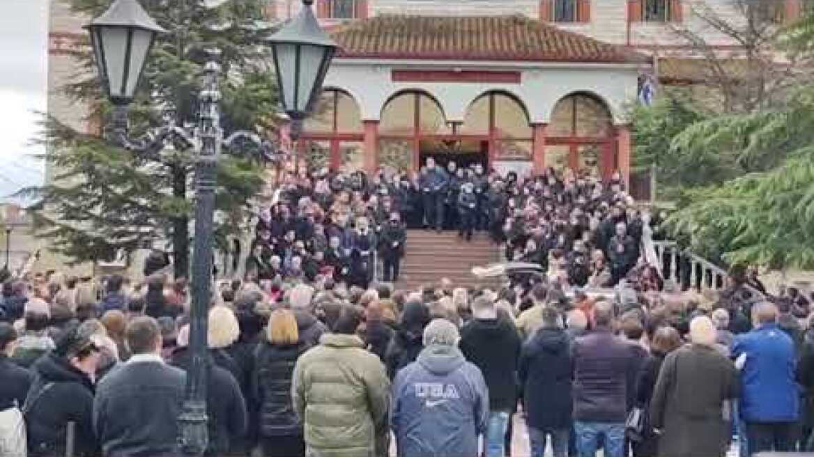 Σύγκρουση τρένων: Σε κλίμα οδύνης η κηδεία της 34χρονης Αθηνάς στην Κατερίνη