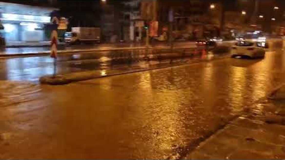 Κακοκαιρία στη Θεσσαλονίκη: Ποτάμια οι δρόμοι, ακινητοποιήθηκαν οχήματα και πλημμύρισαν σπίτια
