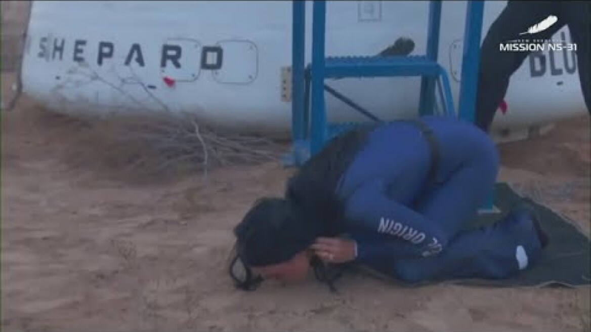 VIDEO | Katy Perry, Gayle King kiss ground after returning to Earth aboard Blue Origin flight