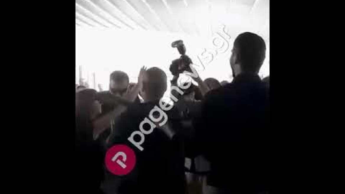 Ο Βαρουφάκης χορεύει με κλαρίνα σε εγκαίνια έκθεσης παρουσία της υπουργού πολιτισμού