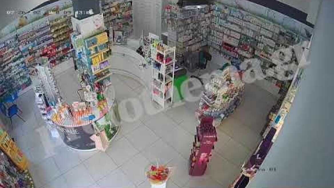 Απειλούσαν με όπλα και μαχαίρια υπαλλήλους φαρμακείων και «άδειαζαν» τα ταμεία