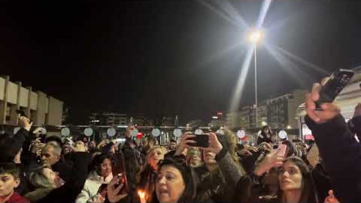 Thesstoday - Λευκά μπαλόνια στον ουρανό για τα Τέμπη