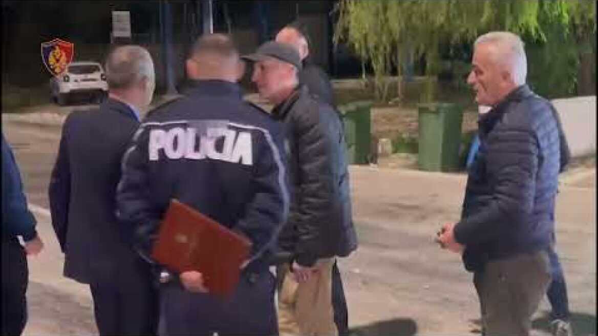Top Channel/Pranga në duar dhe i rrethuar nga policët, momenti i dorëzimit të shqiptarit në Kakavije