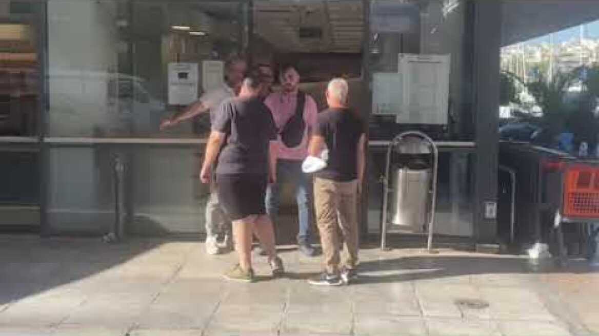 Ένοπλη συμπλοκή έξω από σούπερ μάρκετ στον Πειραιά