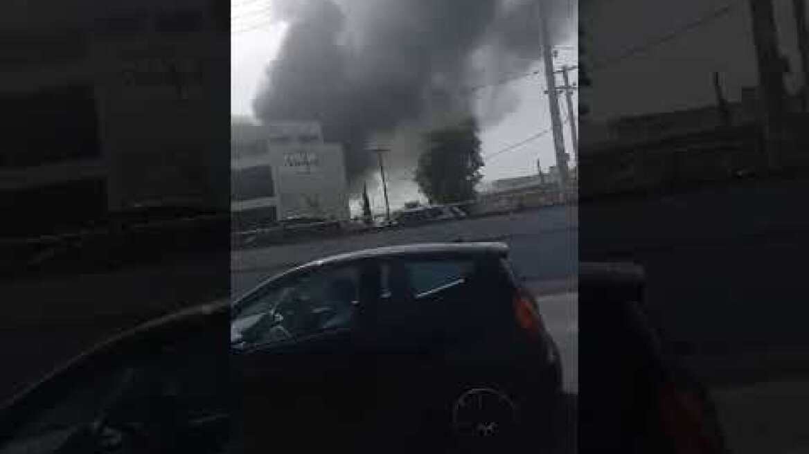 Καπνός στην εθνική απο μεγάλη φωτιά μετά από έκρηξη σε εργοστάσιο