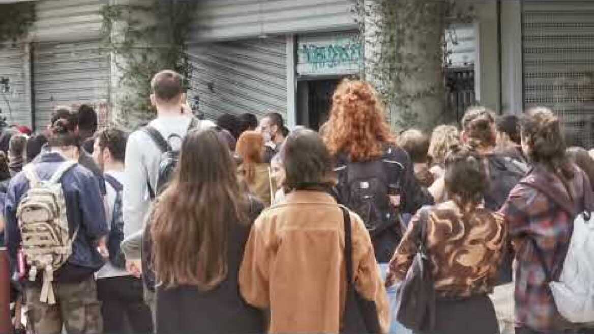 Αντιεξουσιαστές έσπασαν τα ρολά και μπούκαραν στο κτήριο διοίκησης του ΑΠΘ (2)