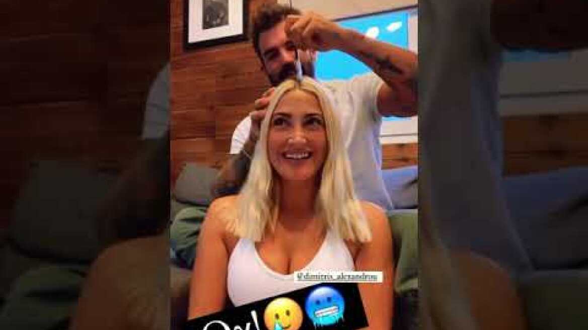 Ο Δημήτρης Αλεξάνδρου βάφει τα μαλλιά της Ιωάννας Τούνη