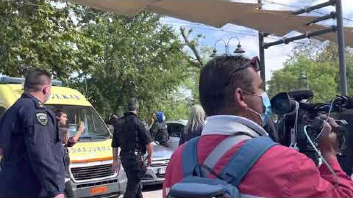 Ένταση κατά του Μητροπολίτη Ιερώνυμου έξω από τον Άγιο Αχίλλιο