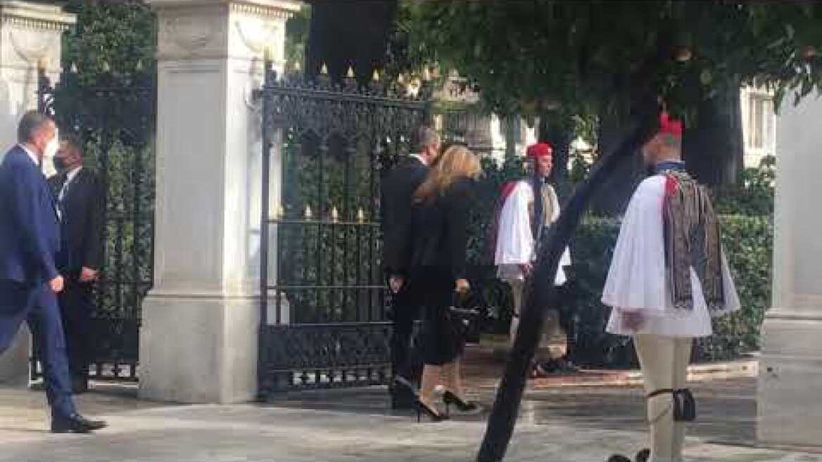 Μητσοτάκης-Μαρέβα έξω από το Προεδρικό Μέγαρο