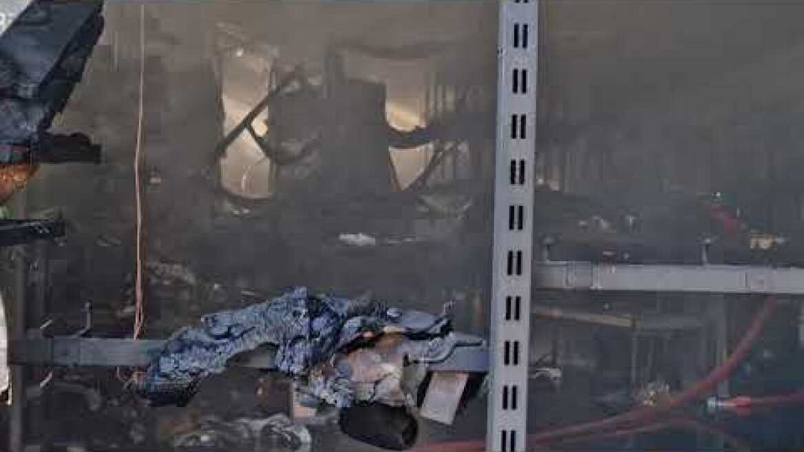 Θεσσαλονίκη: Βραχυκύκλωμα φέρεται να προκάλεσε την φωτιά στο κατάστημα αθλητικών ειδών